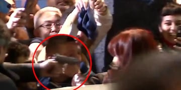 Detuvieron a un hombre que quiso dispararle a Cristina Kirchner en la puerta de su casa. Foto: Captura de video