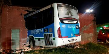 La unidad se incrustó dentro de un taller en la avenida Armada Argentina en Córdoba.
