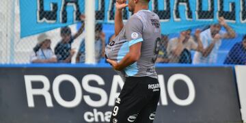 Pablo Chavarría y su primer gol en Racing, para el contundente 3-0 sobre Arsenal.