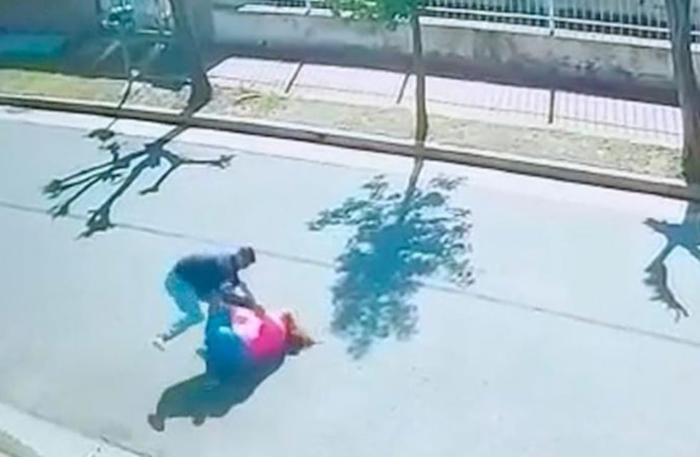 Inseguridad en Córdoba: la patearon para robarle un celular