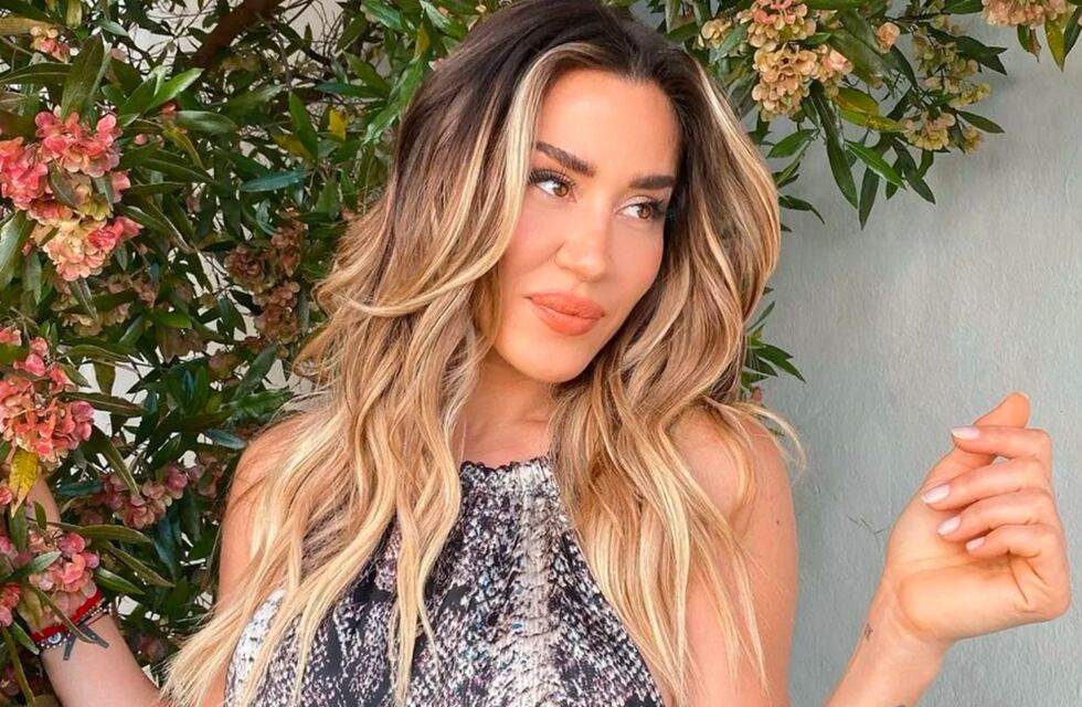 Con una compañía inesperada y desde la playa, Jimena Barón sorprendió con una bikini beige