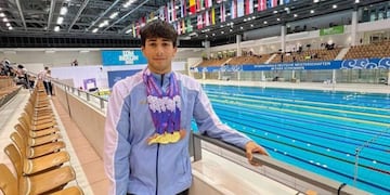 El joven neuquino que sufrió una enfermedad cuando era chico y ahora es campeón mundial de natación.