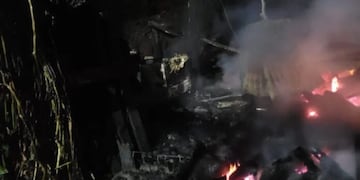 Incendio en Posadas: una casa de madera quedó reducida a cenizas.