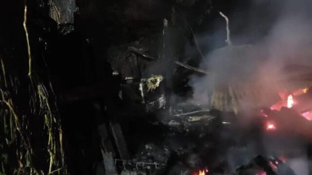 Incendio en Posadas: una casa de madera quedó reducida a cenizas.