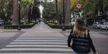 En las calles de la ciudad se siente la baja temperatura rumbo al invierno.