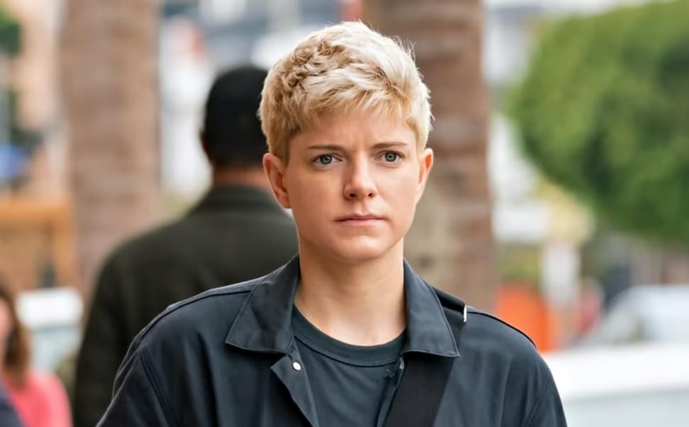Mae Martin, Alex Dempsey en la serie