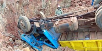 Dos individuos resultaron heridos tras volcar el camión que conducían en Puerto Iguazú.