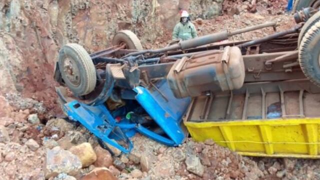 Dos individuos resultaron heridos tras volcar el camión que conducían en Puerto Iguazú.
