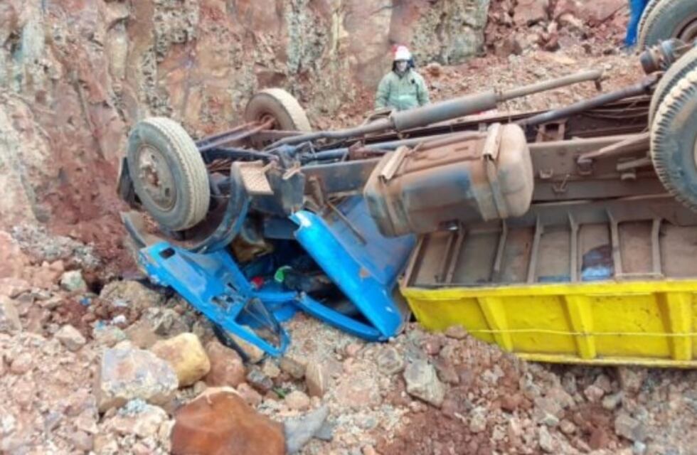 Dos individuos resultaron heridos tras volcar el camión que conducían en Puerto Iguazú