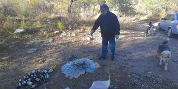 Cuando Marcelo se encontró con los vidrios, decidió hacer algo al respecto y juntarlo. Hoy invita a los merlinos sumarse a su campaña de limpieza.