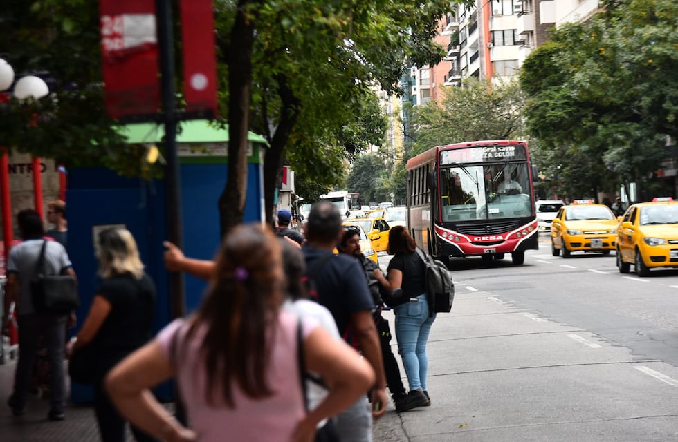 Solo en Córdoba: se le pasó el colectivo y un motociclista tuvo un solidario gesto