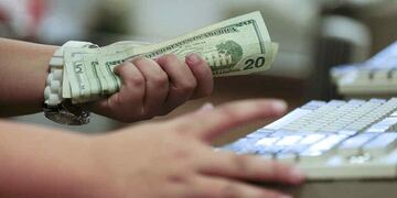 El precio del dólar blue en el mercado paralelo se redujo este miércoles (AP / Archivo).