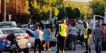 Un automóvil atropelló a una bebé que viajaba en su cochechito.