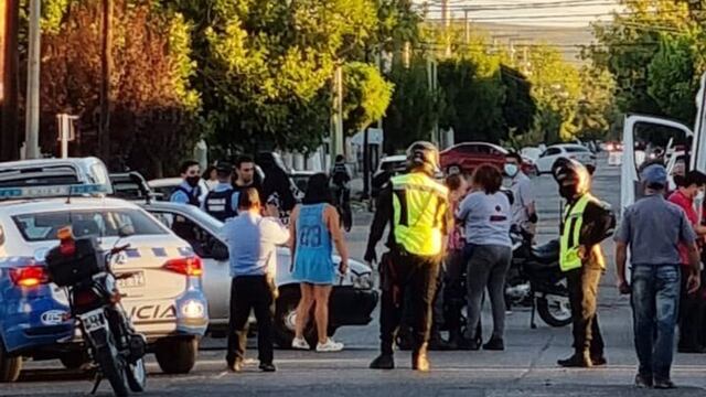 Un automóvil atropelló a una bebé que viajaba en su cochechito.
