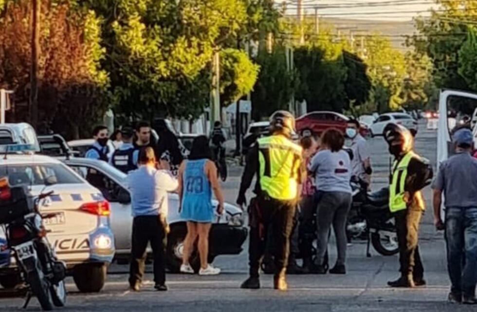 Un auto atropelló el cochecito de una bebé que cruzaba la calle en Neuquén