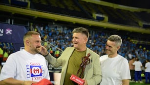 Luis Fabián Artime (Luifa) y el presidente de Argentinos Juniors, Cristian Malaspina, en la previa de Belgrano vs. Argentinos Juniors. (José Gabriel Hernández / La Voz)