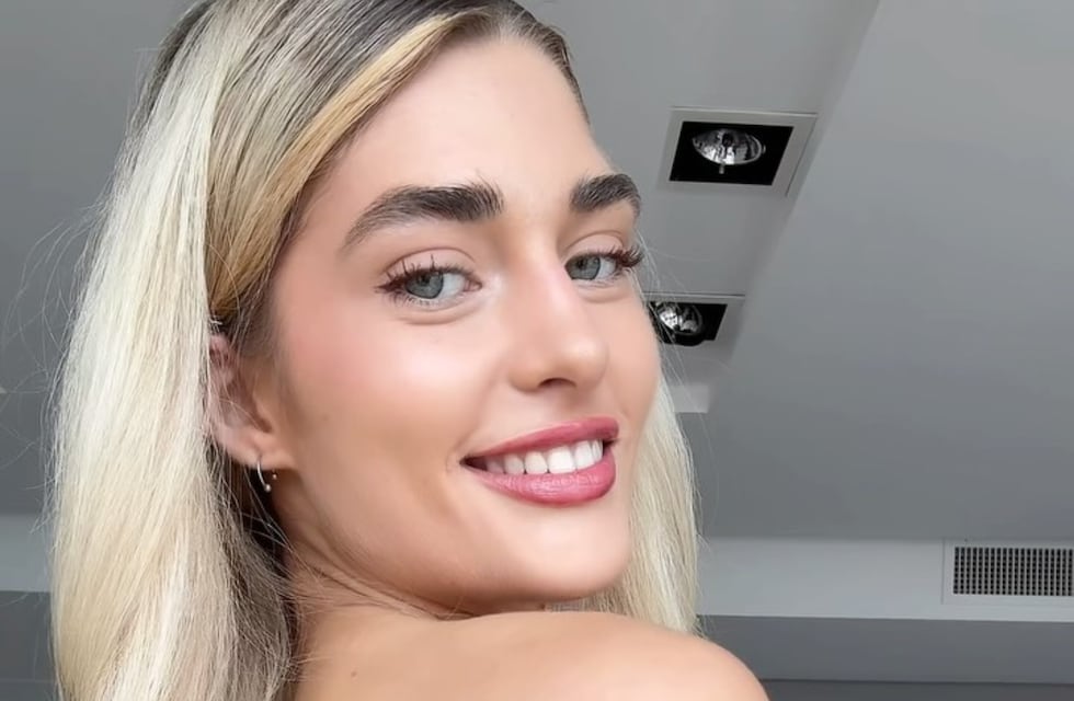 Martita Fort derrochó sensualidad con un vestido rojo pasión que dejó a la vista todas sus curvas
