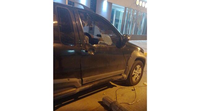 Un poste cayó por el viento y dañó a una camioneta, en Lavalle y Brasil