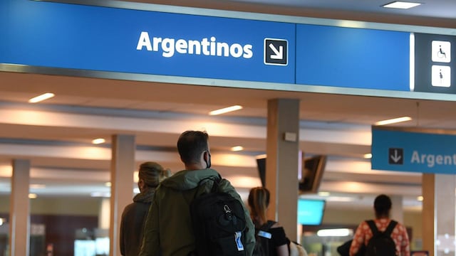 Argentina suspende los vuelos con Gran Bretaña por la nueva cepa de coronavirus (Foto: Clarín)