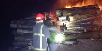 Incendio en un aserradero de Mártires: se quemó una estiba de rollos de pino.
