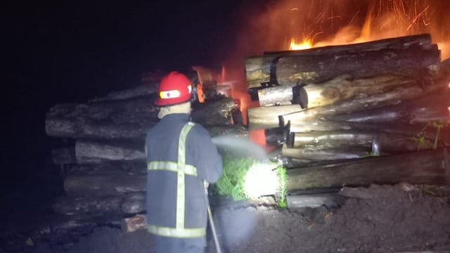 Incendio en un aserradero de Mártires: se quemó una estiba de rollos de pino.