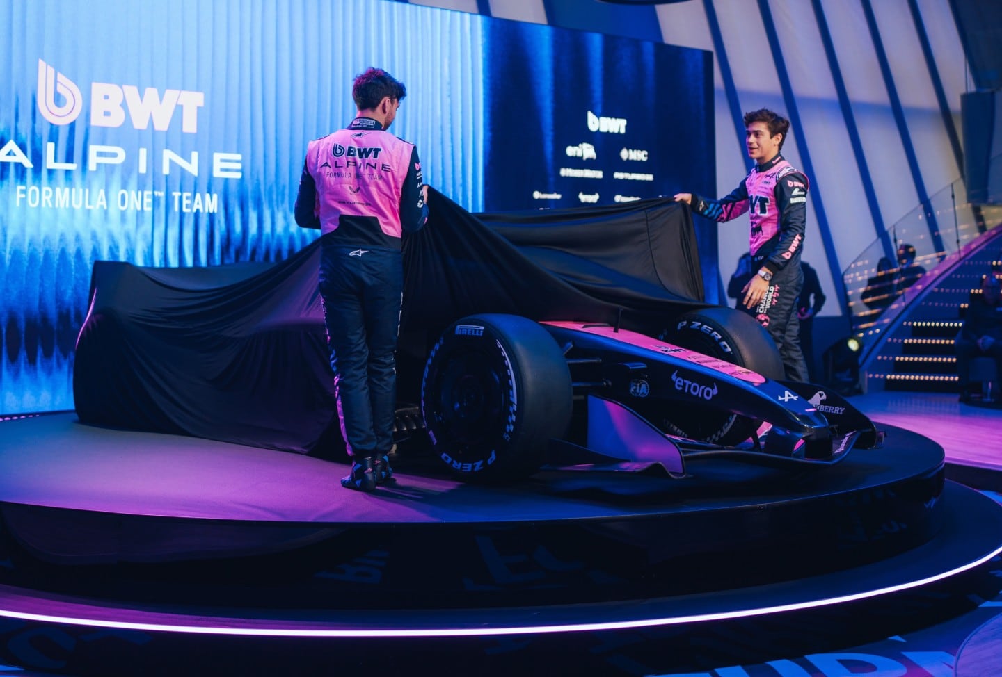 Franco Colapinto y el modelo A526 presentado en Barcelona, que será objeto de distintas pruebas desde este lunes en Montmeló, a puertas cerradas. (Prensa Alpine)