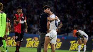 Abrazo y contención de Alexander Medina a Rubén Botta. A Talleres se le desvaneció una gran ilusión (Ramiro Pereyra / La Voz).