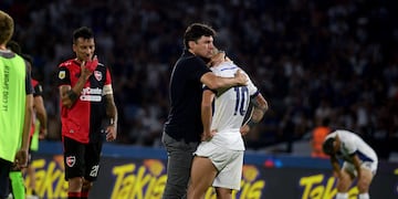 Abrazo y contención de Alexander Medina a Rubén Botta. A Talleres se le desvaneció una gran ilusión (Ramiro Pereyra / La Voz).