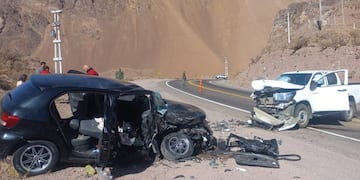 Personal de bomberos liberó a una de las ocupantes que había quedado atrapada.
