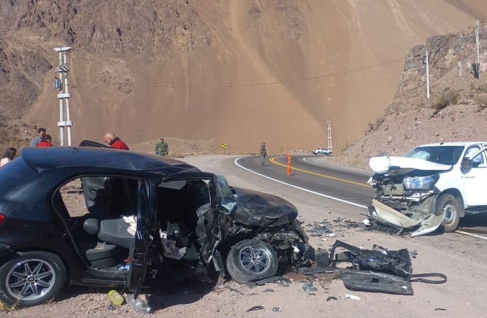 Impactante choque frontal entre una camioneta y un auto en Alta Montaña, Mendoza