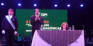 "Hoy el mundo plantea enormes desafíos, y las escuelas no están ajenas a ese cambio", y en ese contexto cobra protagonismo el Plan Provincial de Alfabetización, dijo el gobernador Carlos Sadir.