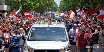 En los alrededores del estadio de Estudiantes, miles de seguidores demostraron su pesar por el fallecimiento.