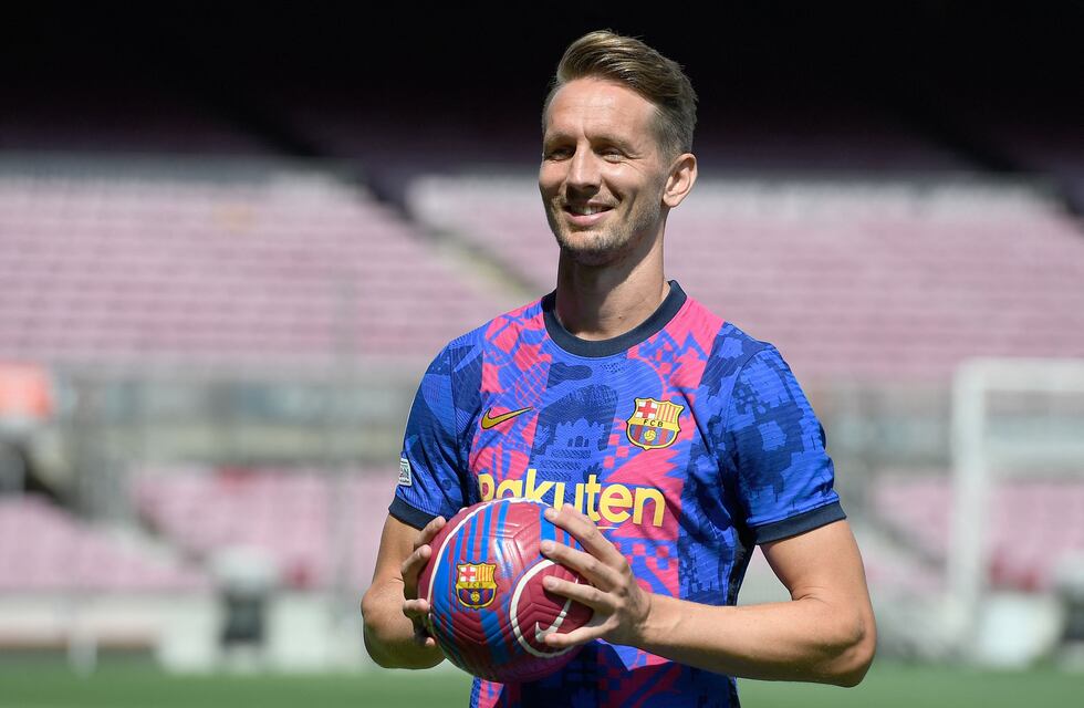 Luuk de Jong fue presentado en Barcelona y ocupará el lugar de Lionel Messi en el vestuario