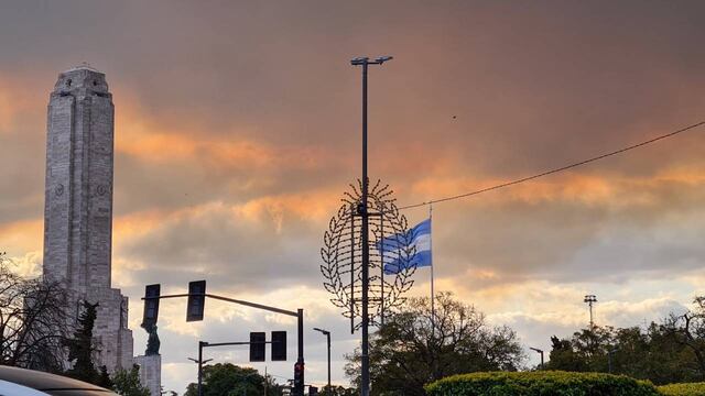 La ciudad amaneció con el cielo cubierto y olor a quemado.