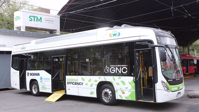 El nuevo ómnibus impulsado a GNC circulará a prueba y realizará los recorridos troncales de MendoTRAN. Marcelo Alvarez/Gobierno de Mendoza