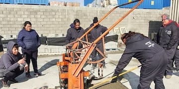 Mujeres de Río Grande aprenden a producir bloques de hormigón
