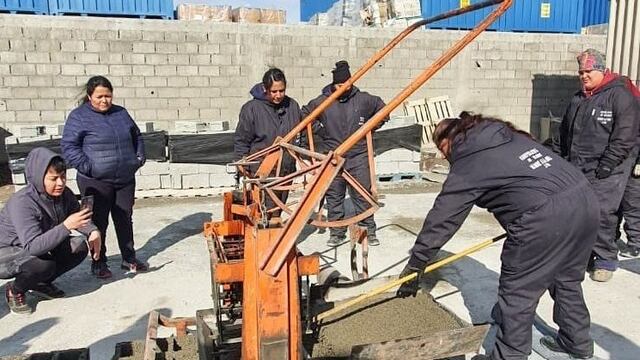 Mujeres de Río Grande aprenden a producir bloques de hormigón