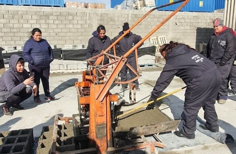 Mujeres de Río Grande aprenden a producir bloques de hormigón