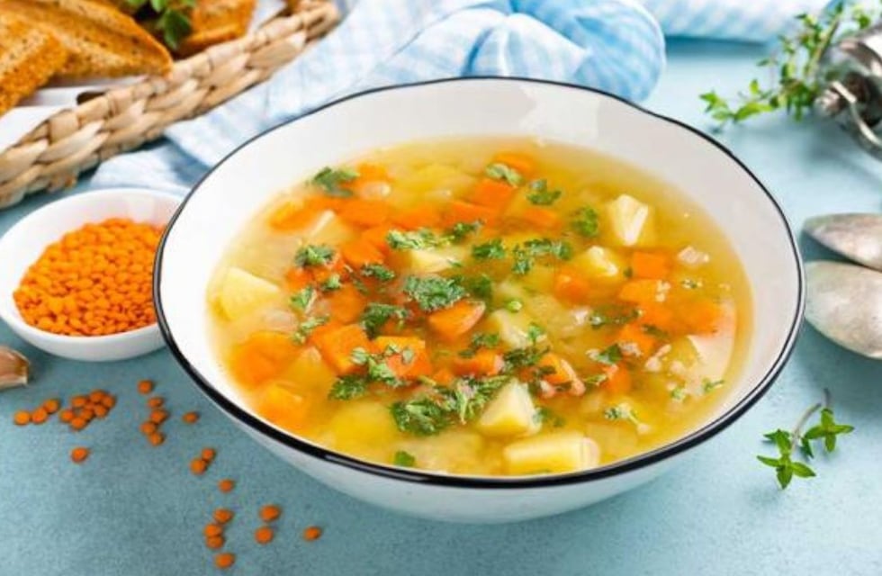 El caldo super fácil de Paulina Cocina que te salvará en las noches de frío y podés reutilizar