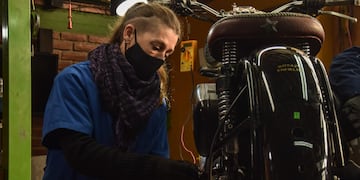 Viviana Schwars, la godoicruceña de 46 años que rompe las casillas tradicionales de género con su trabajo.