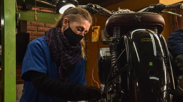 Viviana Schwars, la godoicruceña de 46 años que rompe las casillas tradicionales de género con su trabajo.