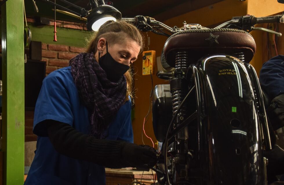 Sin prejuicios: Viviana arregla motos en un taller mecánico