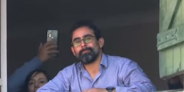 La emoción de Diego Cardozo al ser despedido por los trabajadores del Ministerio de Salud (Captura de video).