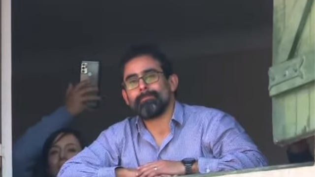 La emoción de Diego Cardozo al ser despedido por los trabajadores del Ministerio de Salud (Captura de video).