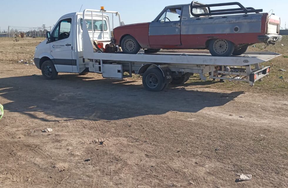 Arrojaba basura a la calle: multa y retención del vehículo