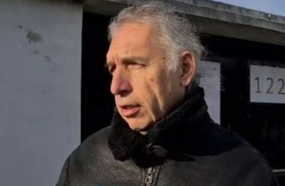 La Plata: un profesor hizo una campaña solidaria para ayudar a que los niños de su escuela no sufran frío y consiguió 500 pares de zapatillas y camperas