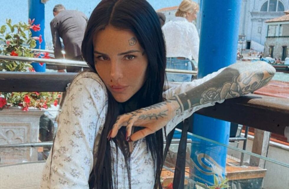 Un fuego: Cande Tinelli posó en bikini en las playas de Portugal junto a Coti