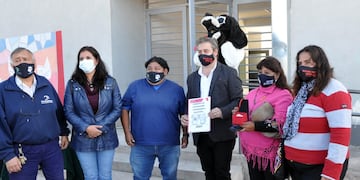 Los funcionarios municipales junto a autoridades de la Escuela Municipal y referentes de las organizaciones "mascoteras".