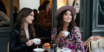 En su primer día Emily conoce a Mindy, hija de un multimillonario chino que huyó de su familia para trabajar de niñera en la Ciudad Luz