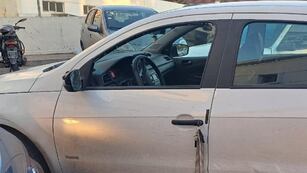 Estacionamiento. Así quedó el auto de la enfermera en el Hospital Misericordia (Foto Fernando Barrionuevo/Cadena 3).